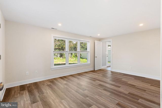 6 MEADOW LN, Levittown, PA 19054