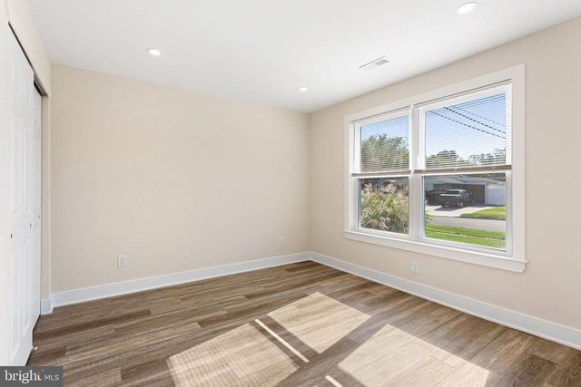 6 MEADOW LN, Levittown, PA 19054
