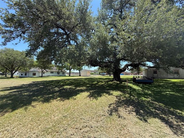 820 W Fairwinds Street, Hallettsville, TX 77964