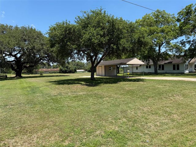 820 W Fairwinds Street, Hallettsville, TX 77964