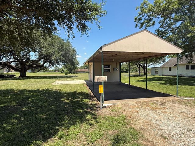 820 W Fairwinds Street, Hallettsville, TX 77964