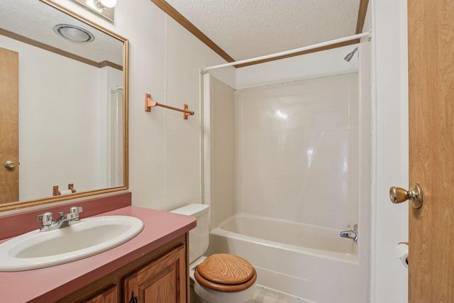 424 Oak Lodge Road, Waterford, WI 53185