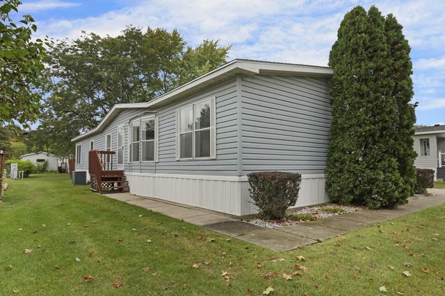 424 Oak Lodge Road, Waterford, WI 53185