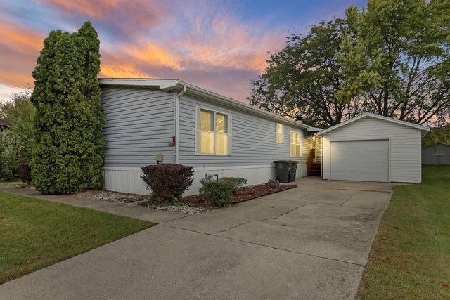 424 Oak Lodge Road, Waterford, WI 53185