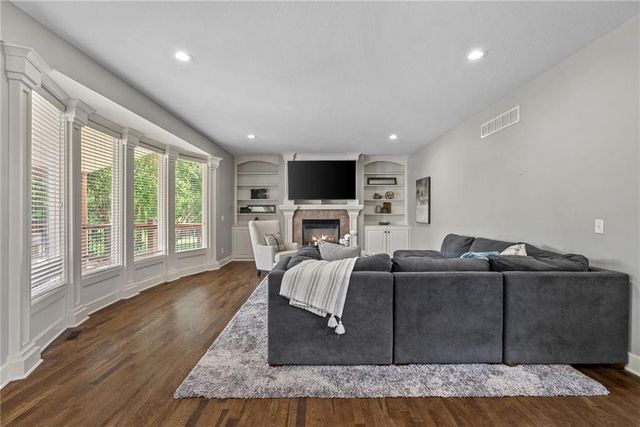 5307 W 165th Terrace, Overland Park, KS 66085