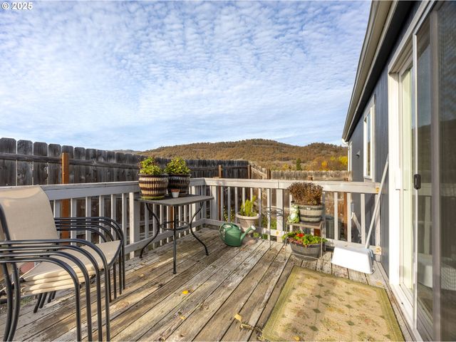 252 WENAHA Ln, Roseburg, OR 97471