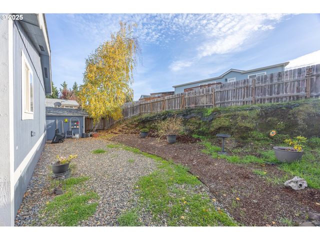 252 WENAHA Ln, Roseburg, OR 97471