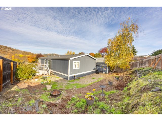 252 WENAHA Ln, Roseburg, OR 97471