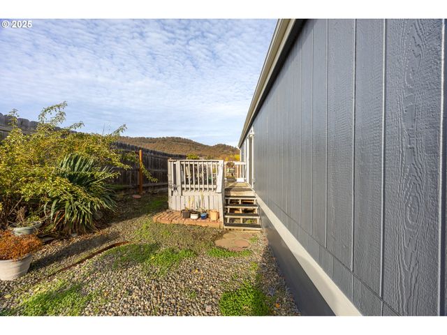 252 WENAHA Ln, Roseburg, OR 97471