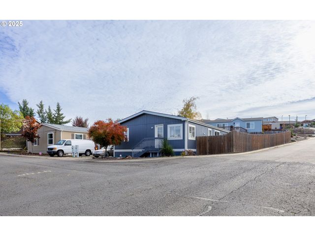 252 WENAHA Ln, Roseburg, OR 97471