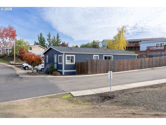 252 WENAHA Ln, Roseburg, OR 97471