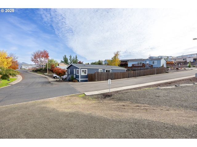 252 WENAHA Ln, Roseburg, OR 97471