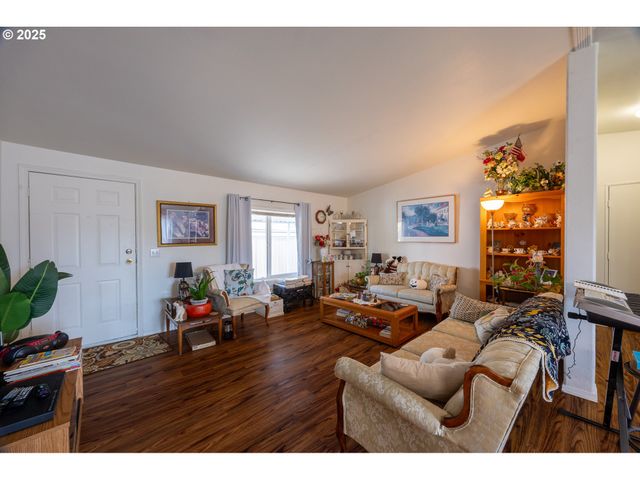 252 WENAHA Ln, Roseburg, OR 97471