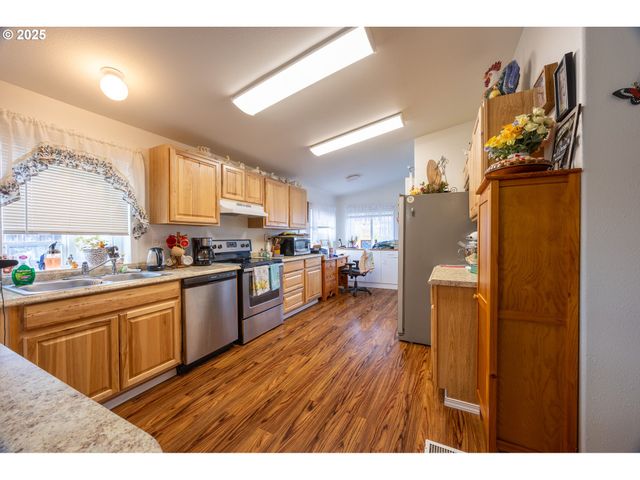 252 WENAHA Ln, Roseburg, OR 97471