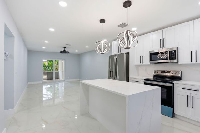 2975 NE 2ND Avenue, Boca Raton, FL 33431