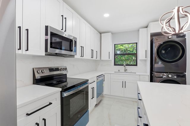 2975 NE 2ND Avenue, Boca Raton, FL 33431