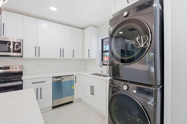 2975 NE 2ND Avenue, Boca Raton, FL 33431