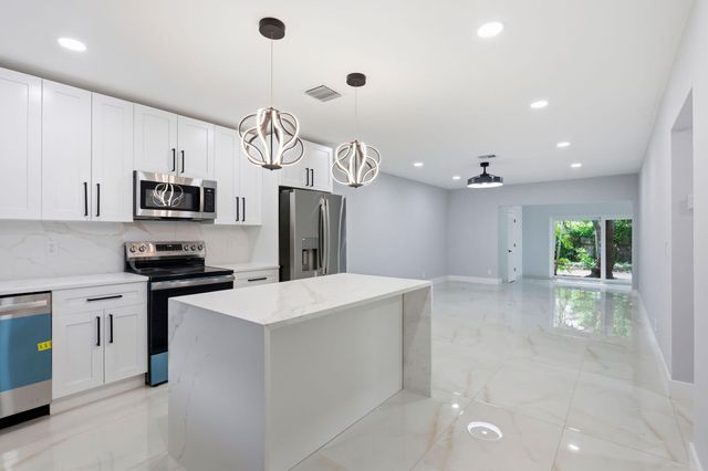 2975 NE 2ND Avenue, Boca Raton, FL 33431