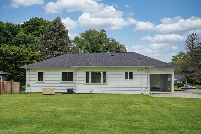 15 Lochnavar Parkway, Pittsford, NY 14534