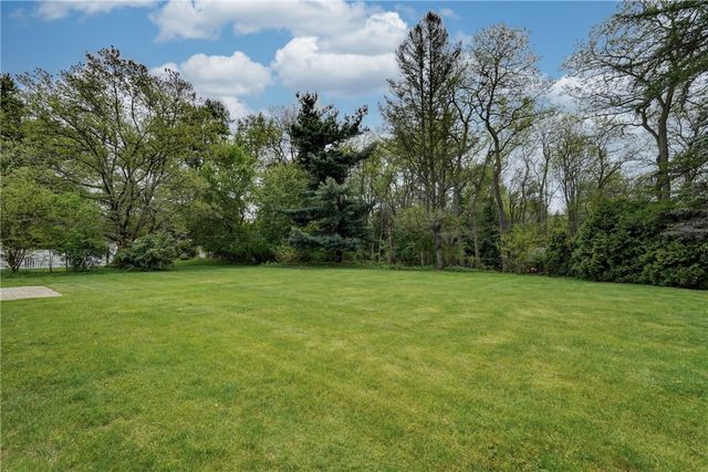 15 Lochnavar Parkway, Pittsford, NY 14534