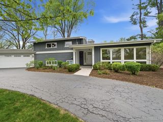1000 CREST Street, Wheaton, IL 60189