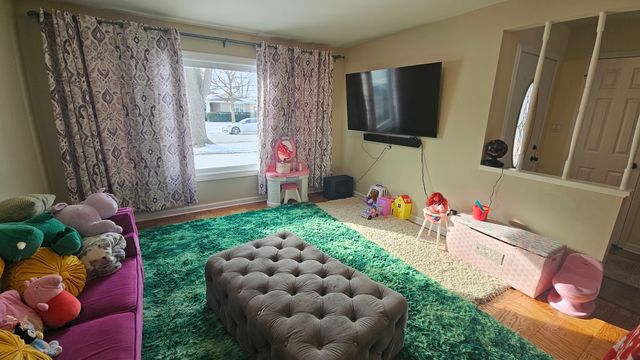 220 Mulberry Lane, Elk Grove Village, IL 60007