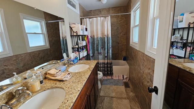 220 Mulberry Lane, Elk Grove Village, IL 60007