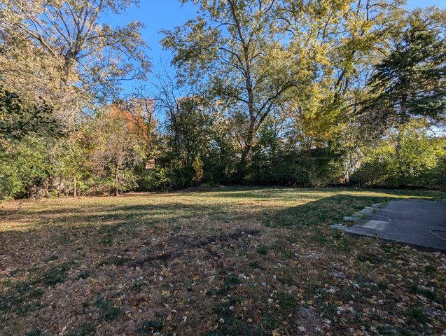 220 Mulberry Lane, Elk Grove Village, IL 60007