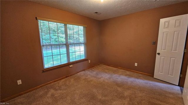 211 Tallyho DR, Yorktown, VA 23693