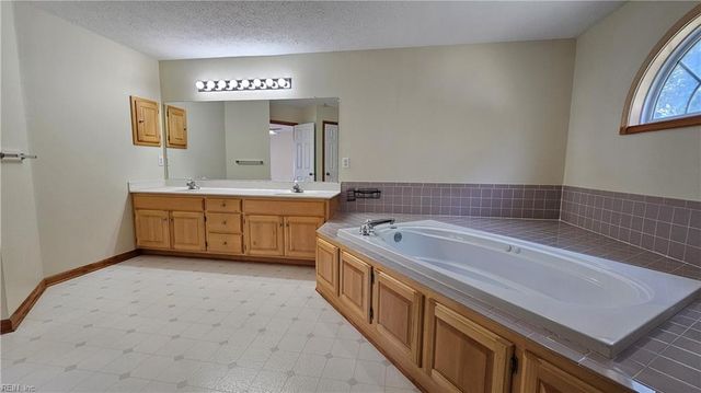 211 Tallyho DR, Yorktown, VA 23693