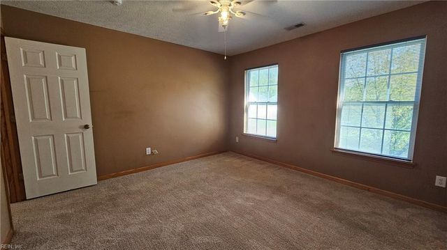 211 Tallyho DR, Yorktown, VA 23693