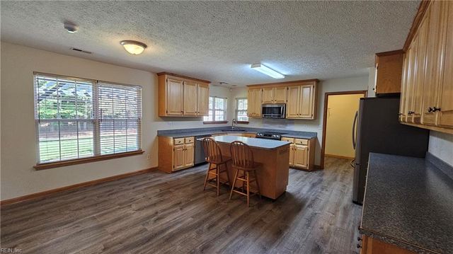211 Tallyho DR, Yorktown, VA 23693