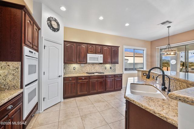 1175 W Calle Artistica, Green Valley, AZ 85614