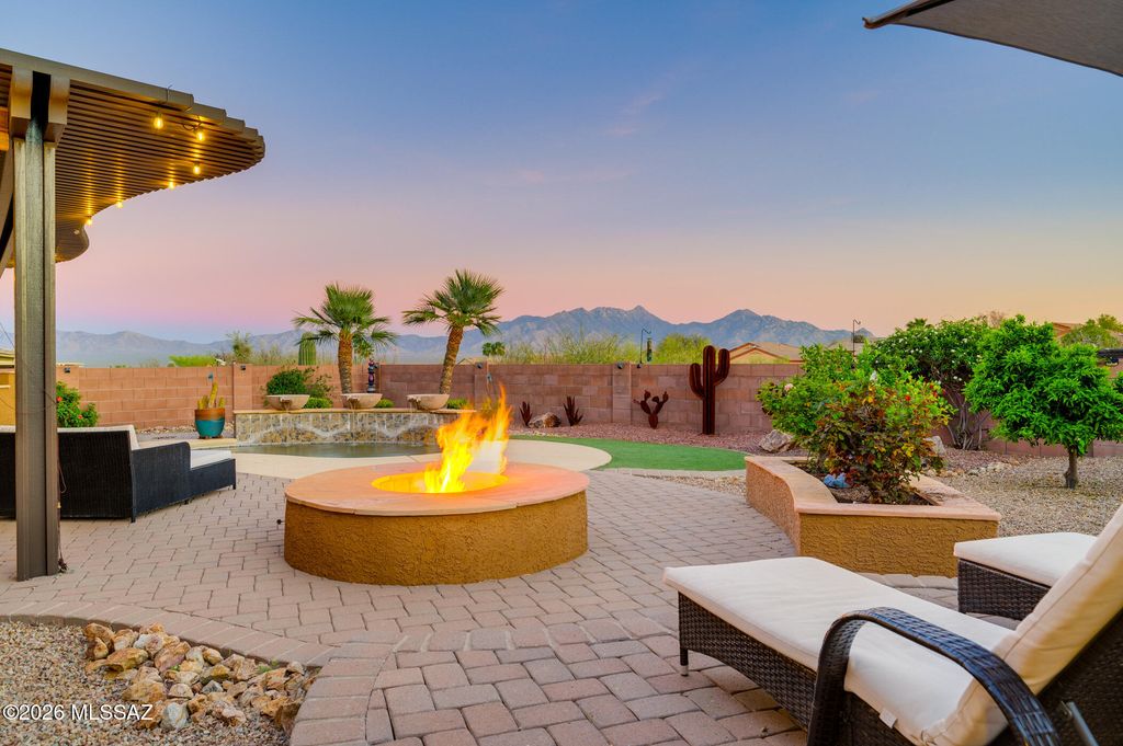 1175 W Calle Artistica, Green Valley, AZ 85614