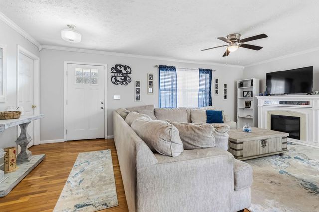 824 Walnut Road, Lily, KY 40740