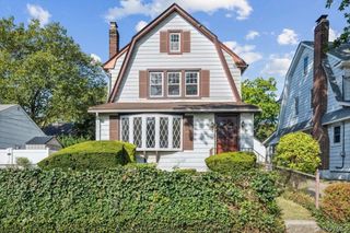39 Linmouth Road, Malverne, NY 11565