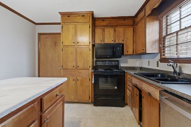 2518 Edge O Lake Dr, Nashville, TN 37217