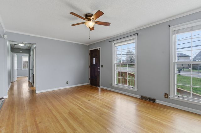 2518 Edge O Lake Dr, Nashville, TN 37217