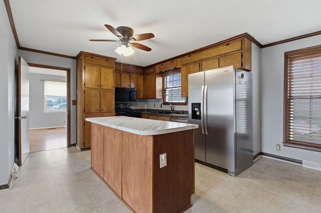 2518 Edge O Lake Dr, Nashville, TN 37217