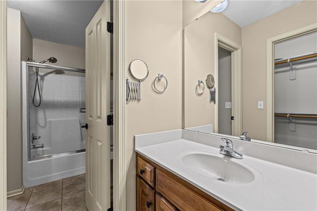 5306 W 165th Terrace, Overland Park, KS 66085