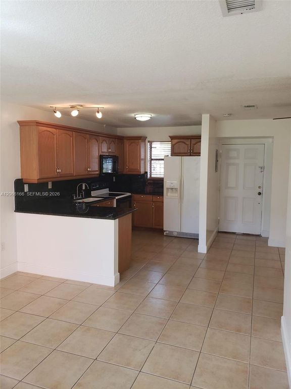 8425 NW 8th Street 104, Miami, FL 33126