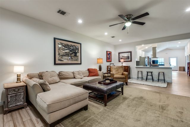 711 Hollywood Avenue, Dallas, TX 75208