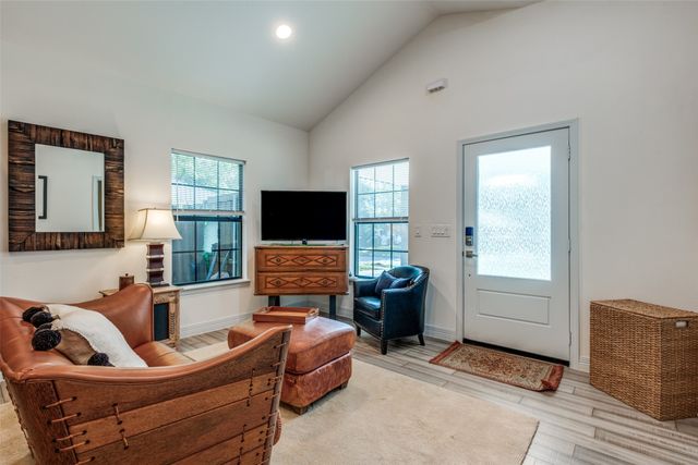 711 Hollywood Avenue, Dallas, TX 75208