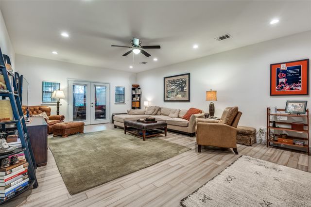 711 Hollywood Avenue, Dallas, TX 75208