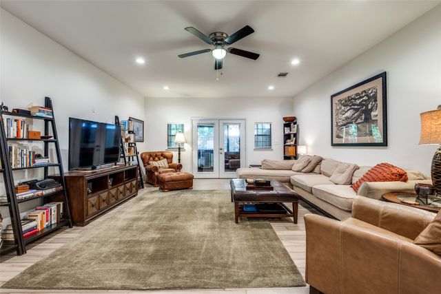 711 Hollywood Avenue, Dallas, TX 75208