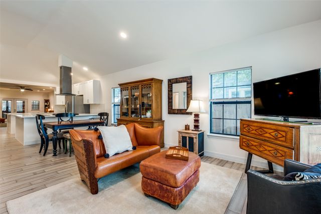 711 Hollywood Avenue, Dallas, TX 75208