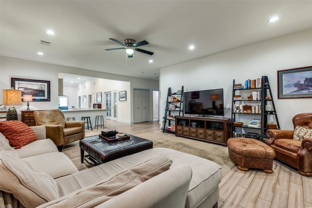 711 Hollywood Avenue, Dallas, TX 75208