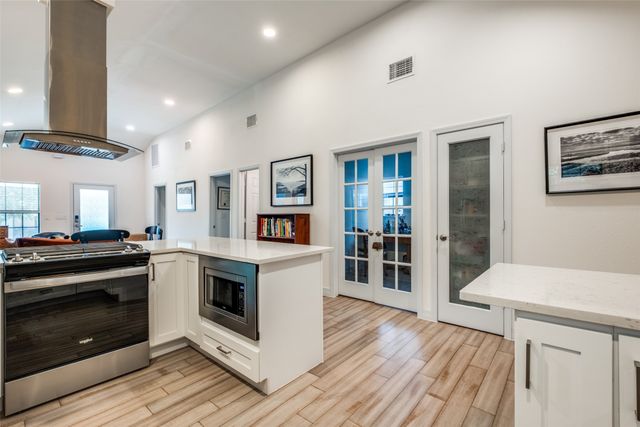 711 Hollywood Avenue, Dallas, TX 75208