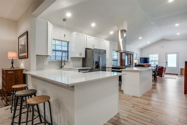 711 Hollywood Avenue, Dallas, TX 75208