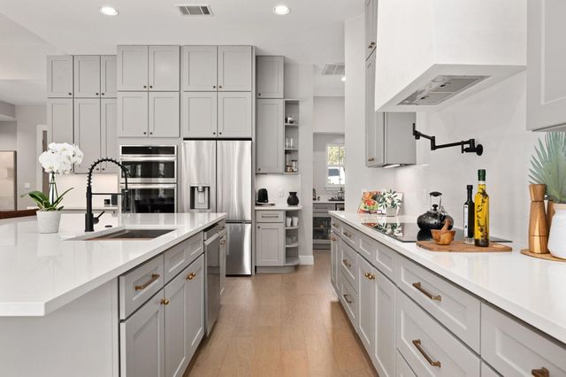 5300 N Scout Island CIR, Austin, TX 78731